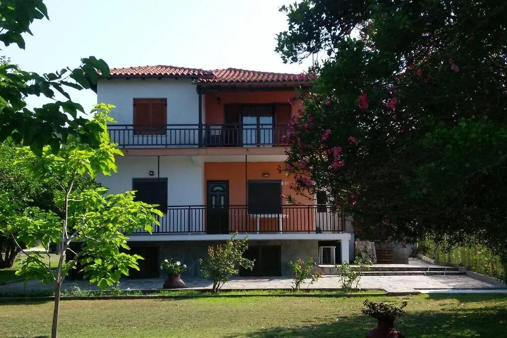 Case de vacanță Bright, Beachfront Apartment With Free Parking And Garden Vourvourou