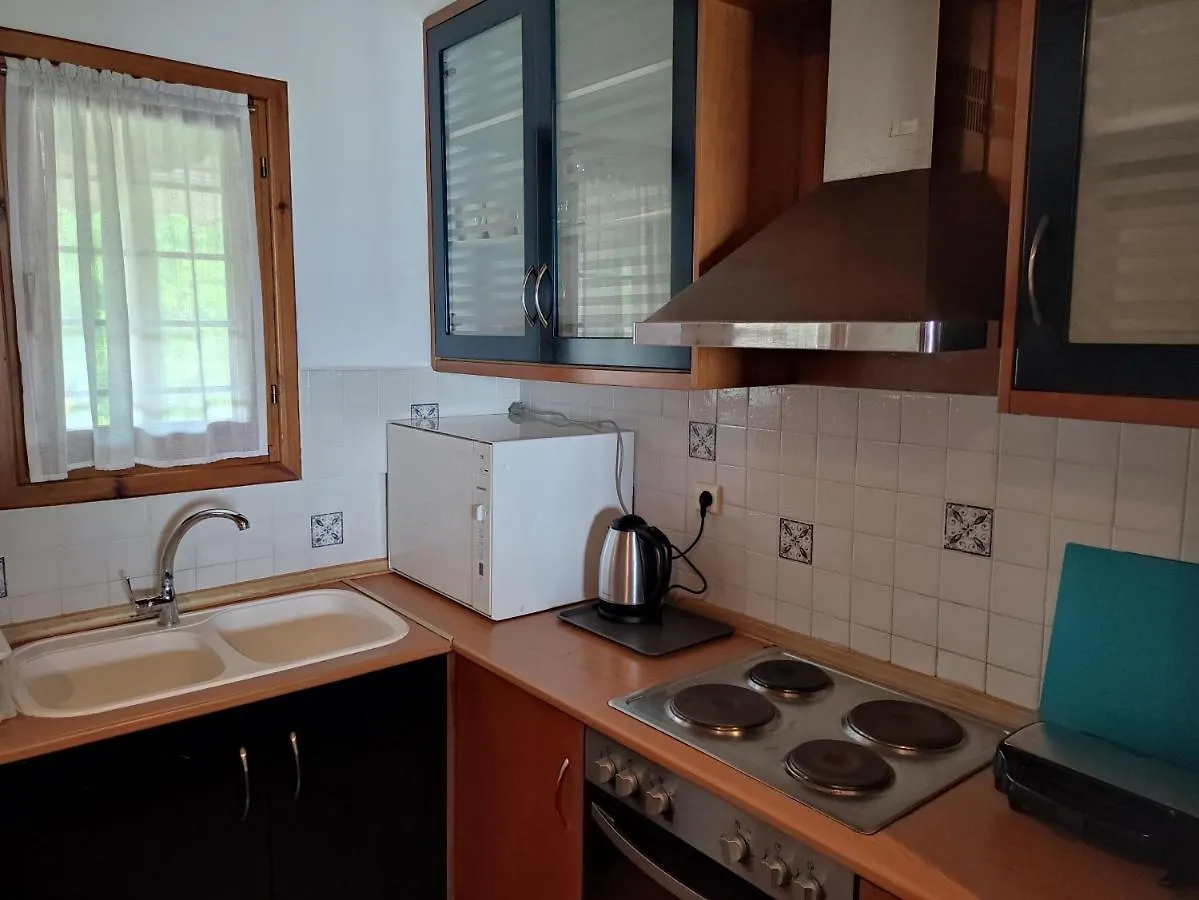 Bright, Beachfront Apartment With Free Parking And Garden Vourvourou Case de vacanță