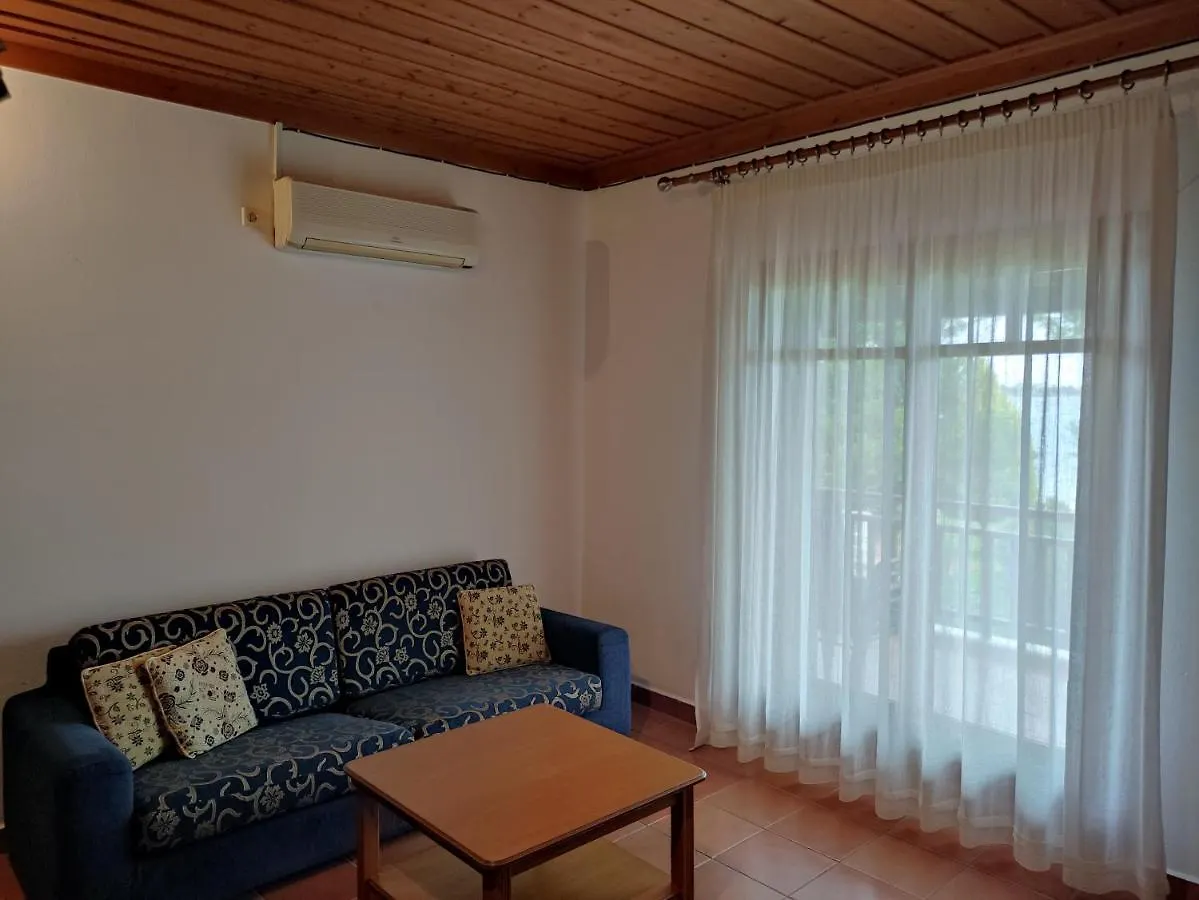 Bright, Beachfront Apartment With Free Parking And Garden Vourvourou