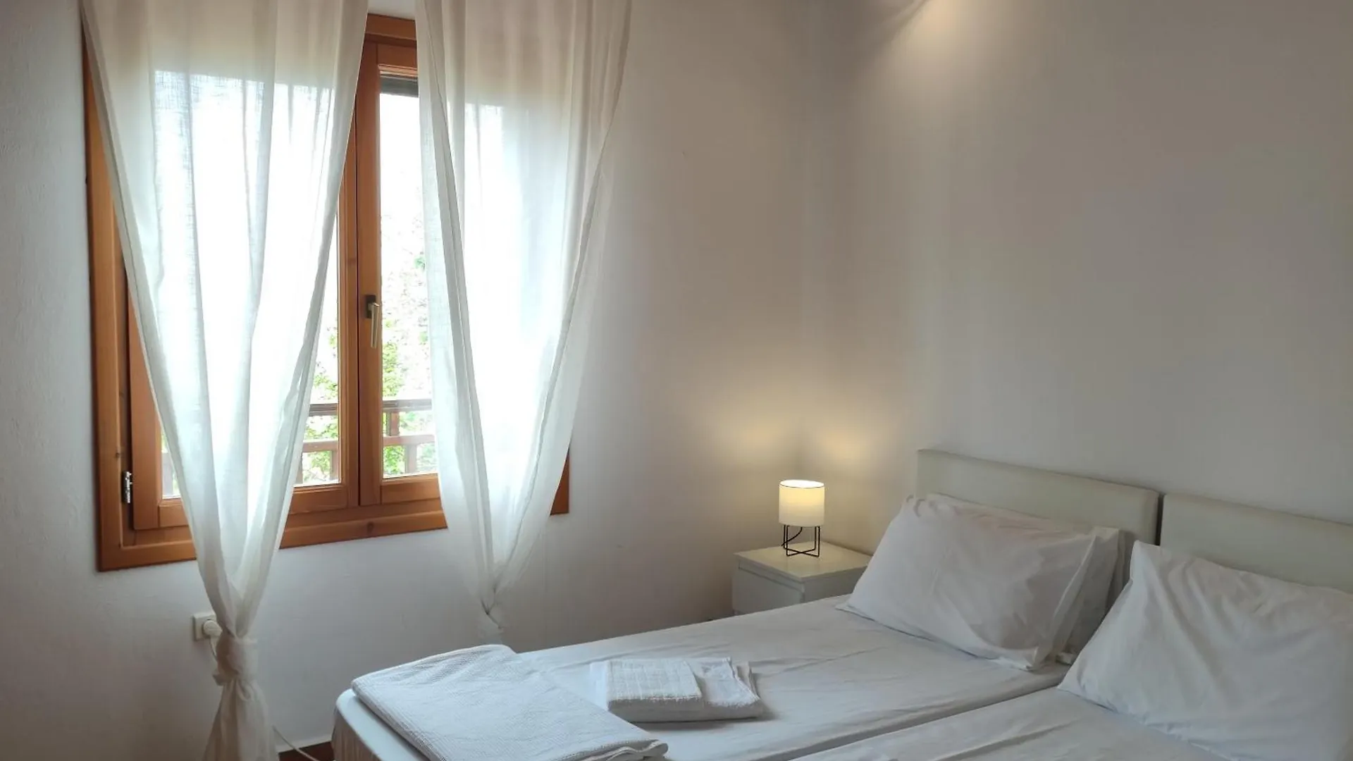Bright, Beachfront Apartment With Free Parking And Garden Vourvourou Grecia