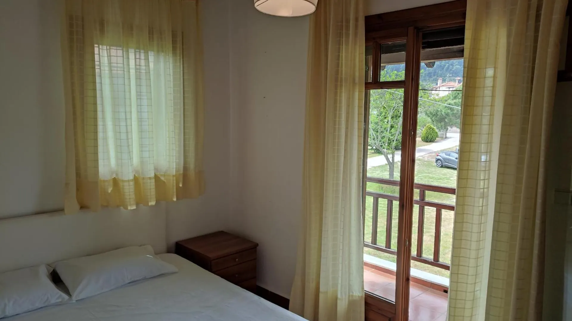 Case de vacanță Bright, Beachfront Apartment With Free Parking And Garden Vourvourou